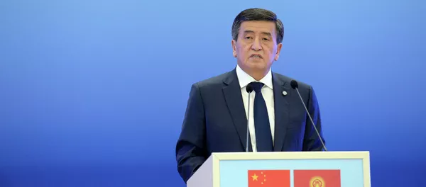 Президент Кыргызстана Сооронбай Жээнбеков презентовал книгу председателя Китайской Народной Республики Си Цзиньпина О государственном управлении на кыргызском языке Президент Кыргызстана Сооронбай Жээнбеков презентовал книгу председателя Китайской Народной Республики Си Цзиньпина О государственном управлении на кыргызском языке - Sputnik Кыргызстан