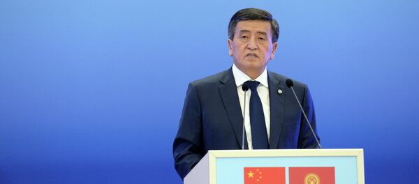 Президент Кыргызстана Сооронбай Жээнбеков презентовал книгу председателя Китайской Народной Республики Си Цзиньпина О государственном управлении на кыргызском языке - Sputnik Кыргызстан