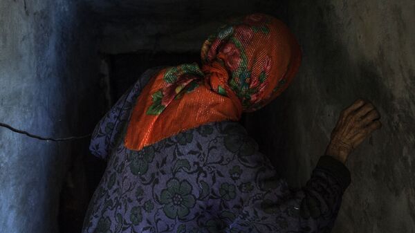 Пожилая женщина спускается в подвал. Архивное фото - Sputnik Кыргызстан