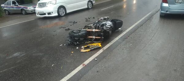 Беш-Күнгөйдө мотоциклчен киши жолтандабасты сүзүп мүрт кетти - Sputnik Кыргызстан