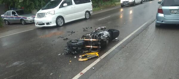 Под Бишкеком погиб мотоциклист — влетел во внедорожник. Видео с места ДТП - Sputnik Кыргызстан