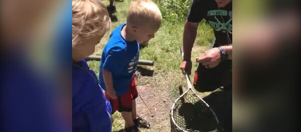 Невероятно мило — малыш в восторге от впервые пойманной рыбы. Видео - Sputnik Кыргызстан