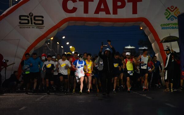 В Бишкеке прошел ночной забег Toyboss Night Run - Sputnik Кыргызстан