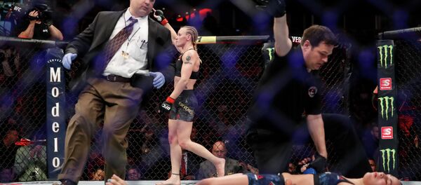 Чемпионка UFC из Кыргызстана Валентина Шевченко после победы над представительницей США Джессикой Ай. Архивное фото - Sputnik Кыргызстан