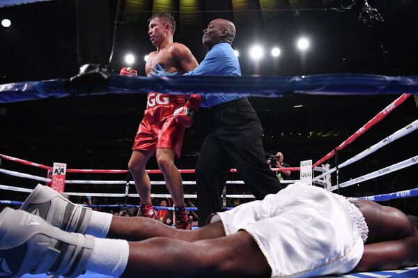 Казахстанский боксер Головкин нокаутировал соперника в США. Видео - Sputnik Кыргызстан