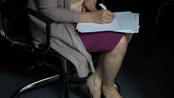 Женщина пишет на листе бумаги. Архивное фото - Sputnik Кыргызстан