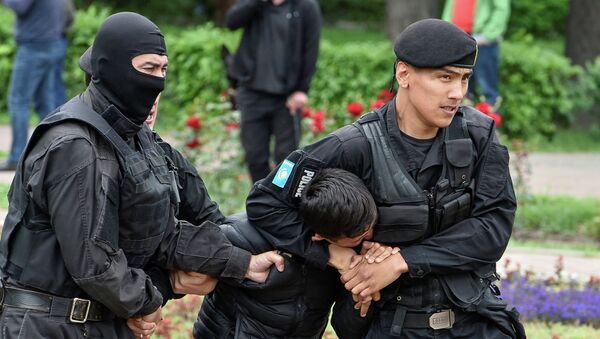 Полицейские задерживают сторонника оппозиции во время акции протеста в Казахстане. Архивное фото - Sputnik Кыргызстан
