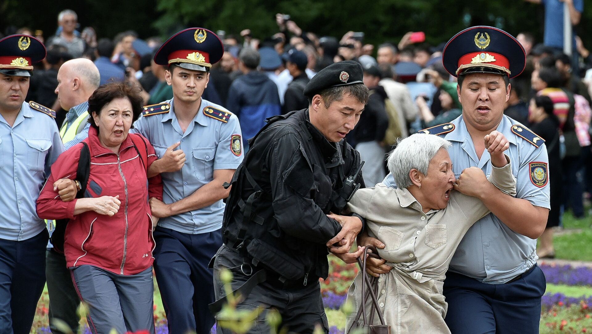 Казахстан свежие. Митинги в Казахстане. Митинги в Казахстане 2019. Полицейский казах. Митинги в Казахстане сегодня.