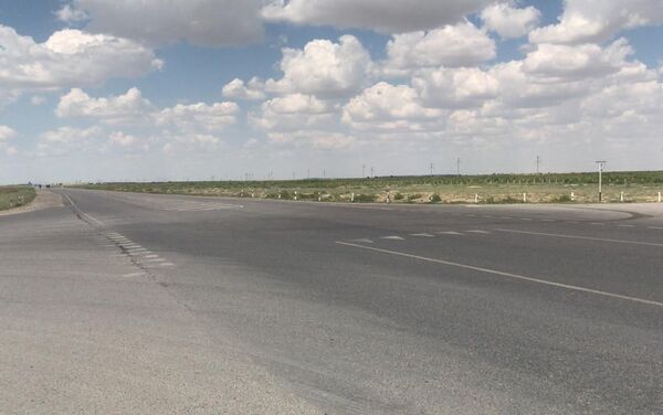 Трое кыргызстанцев, застрявших в казахстанской степи из-за поломки двигателя авто, ожидают помощи - Sputnik Кыргызстан