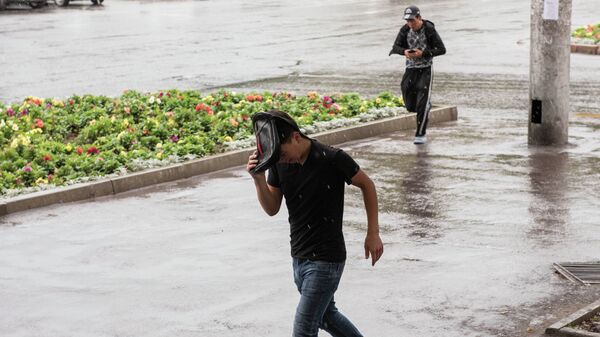 Парень укрывается от дождя - Sputnik Кыргызстан