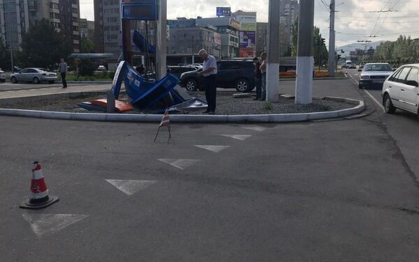 В Бишкеке автомобиль врезался в щит автозаправочной станции - Sputnik Кыргызстан
