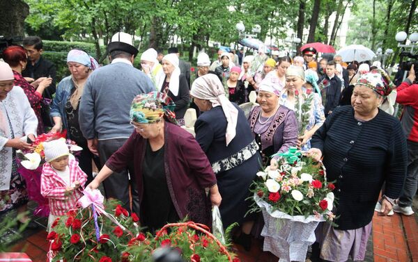 Мэр Оша Таалайбек Сарыбашов и вице-премьер Аскаров выразили соболезнования семьям погибших. - Sputnik Кыргызстан
