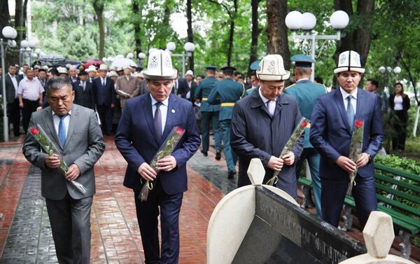 Ага вице-премьер Замирбек Аскаров, облус менен шаар жетекчилери, коомдук ишмерлер катышты - Sputnik Кыргызстан
