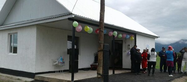 Ак-Суу районунун Үч-Кайнар айылындагы мектептин 1999-жылкы бүтүрүүчүлөрү (20 жылдык) аталган аймакта жашаган мүмкүнчүлүгү чектелген үй-бүлөгө там салып беришти - Sputnik Кыргызстан