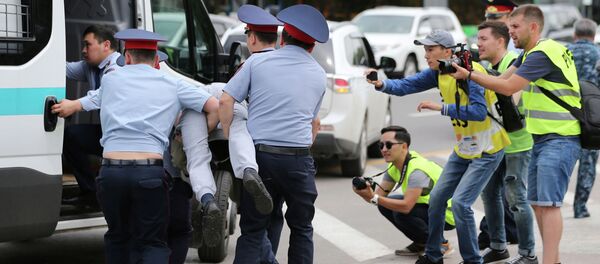 Сотрудники милиции задерживают сторонника оппозиции во время акции протеста против результатов президентских выборов, в Казахстане, Алматы. 10 июня 2019 года - Sputnik Кыргызстан