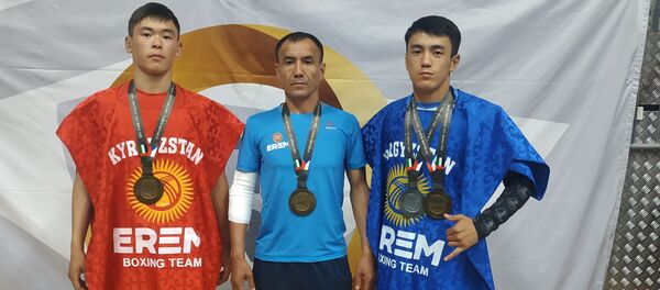 Кыргызстанский спортсмен Эрали Аскарбек уулу с сыновьями - Sputnik Кыргызстан