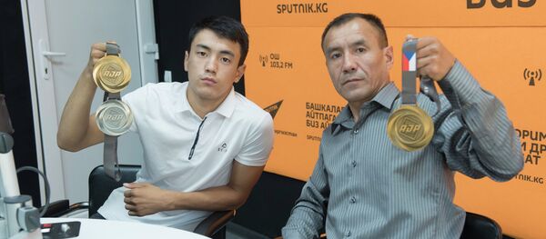 Чехияда өткөн дүйнө чемпионатында 1-орунду алган ата-бала — Эрали Аскарбек жана баласы Эржигит. Архив Чехияда өткөн дүйнө чемпионатында 1-орунду алган ата-бала — Эрали Аскарбек жана баласы Эржигит. Архив - Sputnik Кыргызстан
