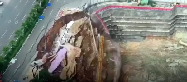 В Сеть попали страшные кадры обрушения дороги в Китае - Sputnik Кыргызстан