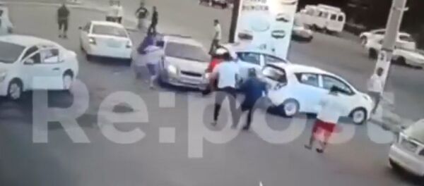Водитель въехал в толпу в Узбекистане, момент попал на видео - Sputnik Кыргызстан
