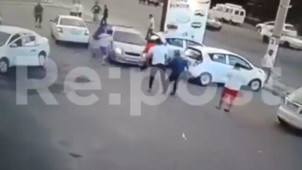Водитель въехал в толпу в Узбекистане, момент попал на видео - Sputnik Кыргызстан