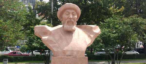 Церемония открытия бюста известного манасчи Жусупа Мамая в Бишкеке Церемония открытия бюста известного манасчи Жусупа Мамая в Бишкеке - Sputnik Кыргызстан