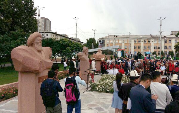 Сегодня, 11 июня, в Бишкеке прошла церемония открытия бюста известного манасчи, героя Кыргызстана Жусупа Мамая - Sputnik Кыргызстан