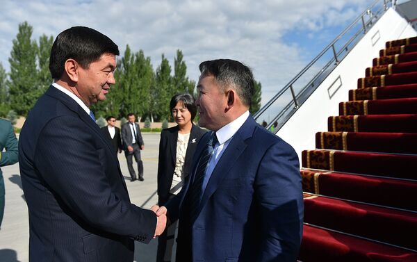 Его встретил премьер-министр КР Мухаммедкалый Абылгазиев. - Sputnik Кыргызстан