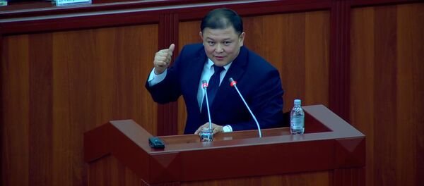 Төрага бөжөңдөп дебей архивди караңыз! Спикер Матраимовдордун тою тууралуу. Видео - Sputnik Кыргызстан