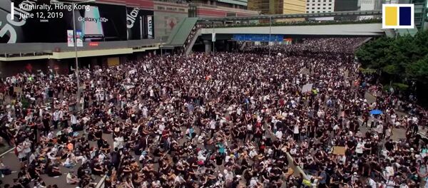 Миллион митингующих на улицах — видео масштабных протестов в Гонконге - Sputnik Кыргызстан
