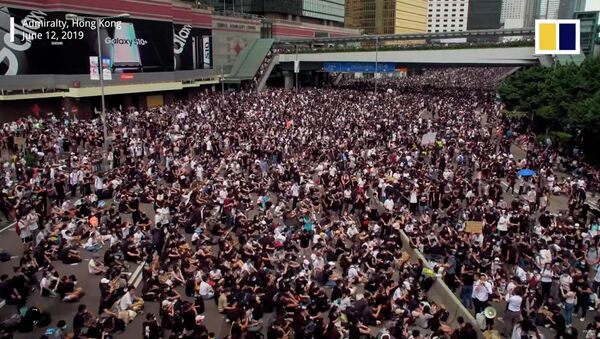 Миллион митингующих на улицах — видео масштабных протестов в Гонконге - Sputnik Кыргызстан