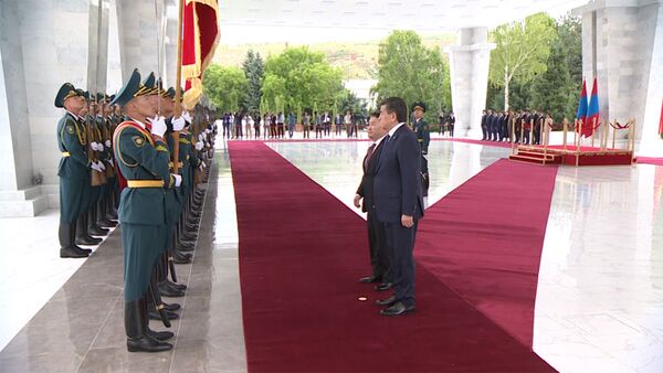 Салам, аскер! Президент Монголии приветствовал почетный караул — видео - Sputnik Кыргызстан
