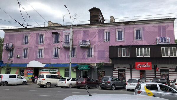 Жилой дом напротив торгового центра Бишкек Парк в Бишкеке, фасад которого прикрыли большим баннером розового цвета - Sputnik Кыргызстан