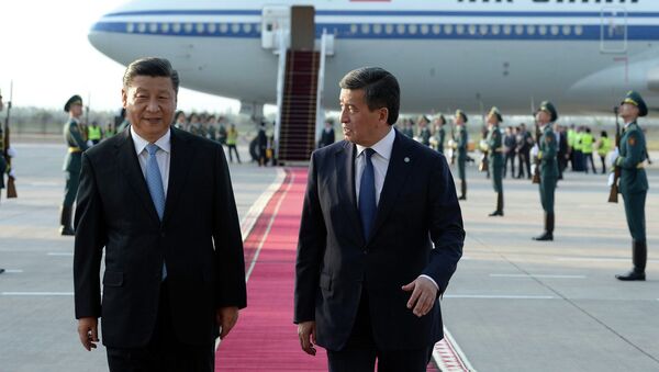 Президент Сооронбай Жээнбеков встретил в международном аэропорту Манас председателя Китайской Народной Республики Си Цзиньпина - Sputnik Кыргызстан
