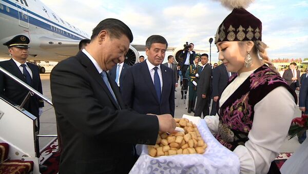 Боорсок менен гүл сунуп... Жээнбеков Кытай лидери Си Цзиньпинди тосуп алды - Sputnik Кыргызстан