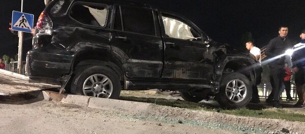 Түндө Бишкекте такси кызматынын унаасы жол тандабас менен кагышты - Sputnik Кыргызстан