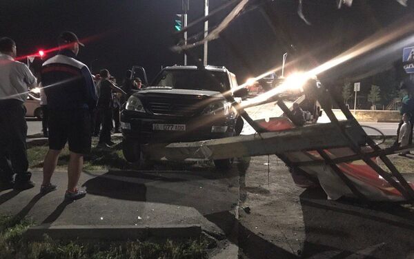 ДТП произошло на пересечении улиц Токомбаева и Шералиева в среду, 12 июня, примерно в 23:00 - Sputnik Кыргызстан