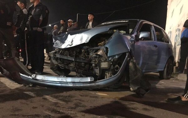 В Бишкеке такси врезалось во внедорожник, водитель легковушки скрылся с места происшествия, оставив пассажира - Sputnik Кыргызстан