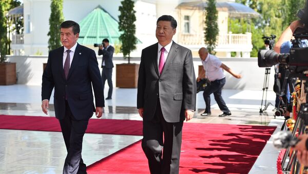 Президент КР Соооронбай Жээнбеков и председатель КНР Си Цзиньпин на торжественном приеме в государственной резиденции Ала-Арча - Sputnik Кыргызстан