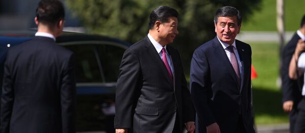 Президент КР Соооронбай Жээнбеков и председатель КНР Си Цзиньпин на торжественном приеме в государственной резиденции Ала-Арча - Sputnik Кыргызстан