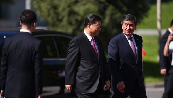 Президент КР Соооронбай Жээнбеков и председатель КНР Си Цзиньпин на торжественном приеме в государственной резиденции Ала-Арча - Sputnik Кыргызстан