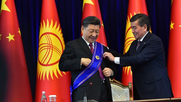 Президент КР Соооронбай Жээнбеков на встрече с председателем КНР Си Цзиньпином в государственной резиденции Ала-Арча - Sputnik Кыргызстан
