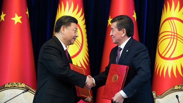 Президент КР Соооронбай Жээнбеков и председатель КНР Си Цзиньпин во время встречи в государственной резиденции Ала-Арча в Бишкеке - Sputnik Кыргызстан