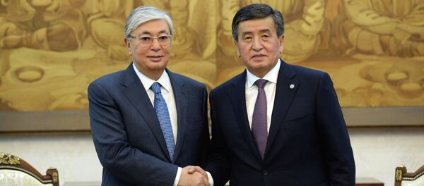 Кыргызстандын президенти Сооронбай Жээнбеков Казакстандын лидери Касым-Жомарт Токаев менен жолугушуу учурунда. Архив - Sputnik Кыргызстан