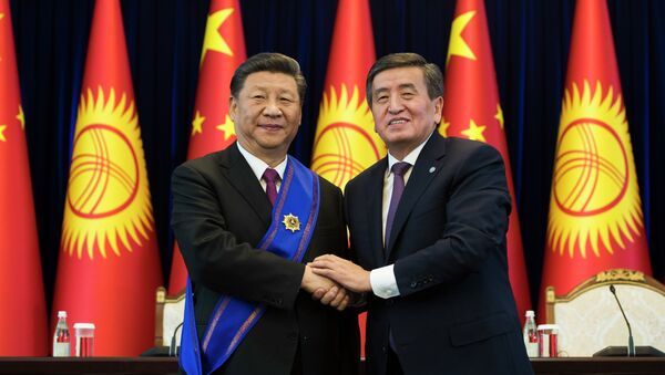 Президент КР Соооронбай Жээнбеков на встрече с председателем КНР Си Цзиньпином в государственной резиденции Ала-Арча - Sputnik Кыргызстан
