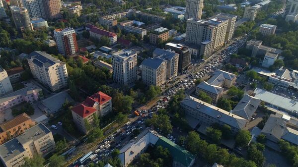 Центр Бишкека стоит в пробках — видео с дрона - Sputnik Кыргызстан