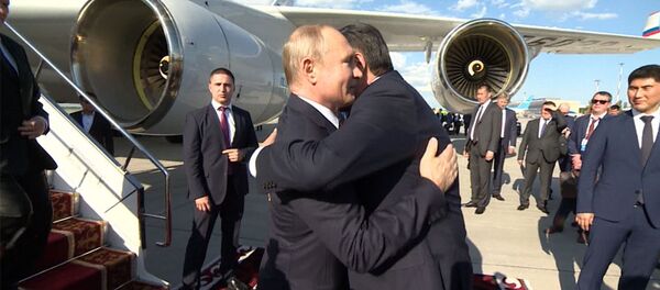 Обнялись при встрече — Жээнбеков приветствовал Путина в аэропорту. Видео - Sputnik Кыргызстан