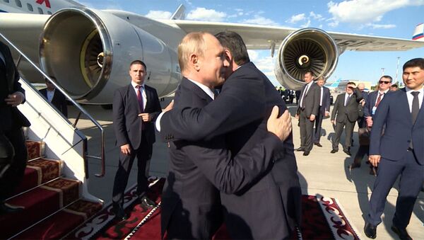 Обнялись при встрече — Жээнбеков приветствовал Путина в аэропорту. Видео - Sputnik Кыргызстан