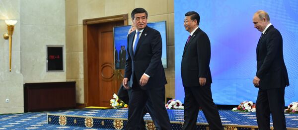 Президент Кыргызстана Сооронбай Жээнбеков, президент РФ Владимир Путин и председатель КНР Си Цзиньпин перед началом заседания Совета глав государств – членов ШОС в Бишкеке Президент Кыргызстана Сооронбай Жээнбеков, президент РФ Владимир Путин и председатель КНР Си Цзиньпин перед началом заседания Совета глав государств – членов ШОС в Бишкеке - Sputnik Кыргызстан
