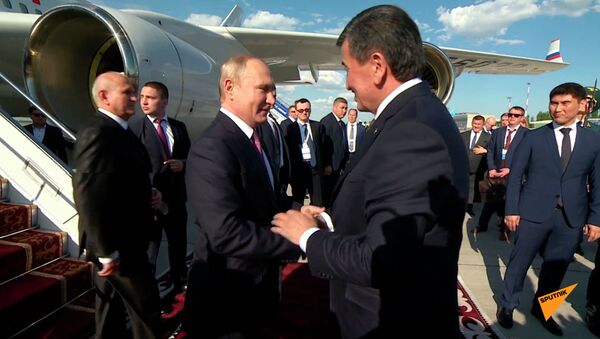 Как президентов и премьеров стран ШОС встречали в аэропорту — видео - Sputnik Кыргызстан