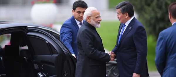 Президент КР Сооронбай Жээнбеков и премьер-министра Индии Нарендра Моди на торжественном приеме в государственной резиденции Ала-Арча в Бишкеке - Sputnik Кыргызстан